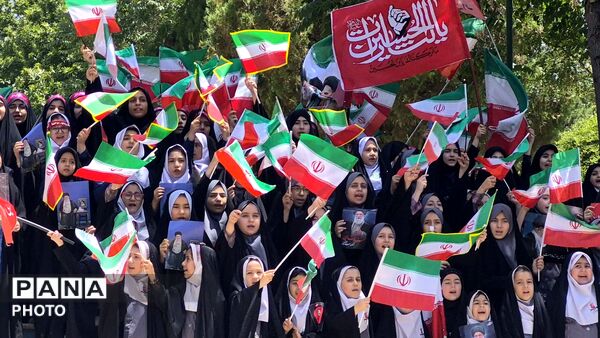 طنین سرود هزار نفری دانش‌آموزان مدارس شاهد در رثای رهبر شهید
