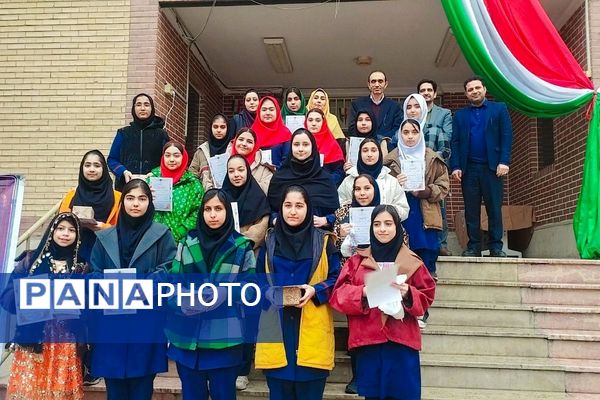 تقدیر از رتبه‌های برتر درسی در دبیرستان سپاهان بهارستان‌دو