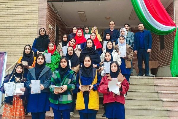 تقدیر از رتبه‌های برتر درسی در دبیرستان سپاهان بهارستان‌دو