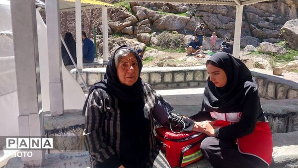 خدمات‌رسانی تیم سحر جمعیت هلال احمر فارسان در منطقه گردشگری پیرغار