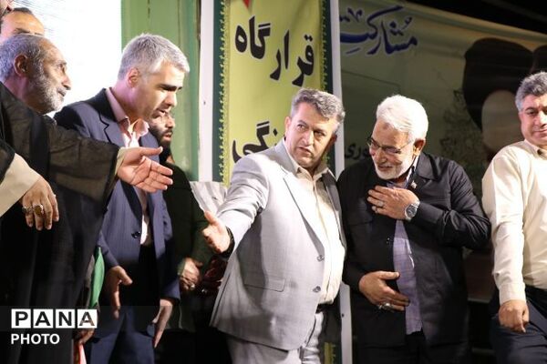 حضور بازماندگان ناوشکن دنا؛در میدان شهید آیت الله خامنه ای وتجلیل از ایثارگری مدافعان وطن