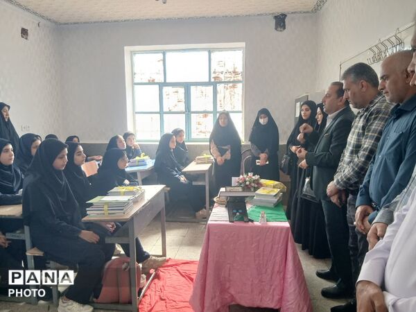 دانش آموزان هویزه به استقبال اول مهر رفتند