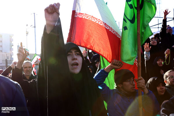 تجمع سوگواران رهبر شهید انقلاب در مقابل دانشگاه تهران