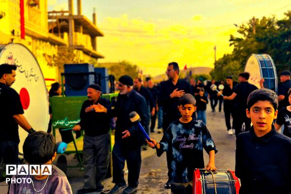 در سایه علم‌های برافراشته