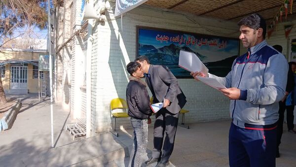 آیین تجلیل و قدردانی از برترین‌های مسابقات فوتسال درون مدرسه‌ای در دبیرستان امام رضا (ع) 