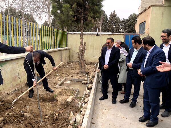 دانش‌آموزان و مسئولین شهرستان ملارد، در روز درختکاری جوانه‌های امید را به زمین هدیه دادند