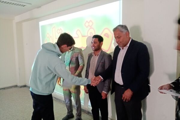 جشن تقدیر از دانش‌آموزان برتر دبیرستان علی‌سایانی فین