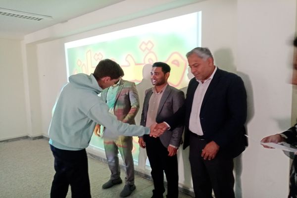 جشن تقدیر از دانش‌آموزان برتر دبیرستان علی‌سایانی فین