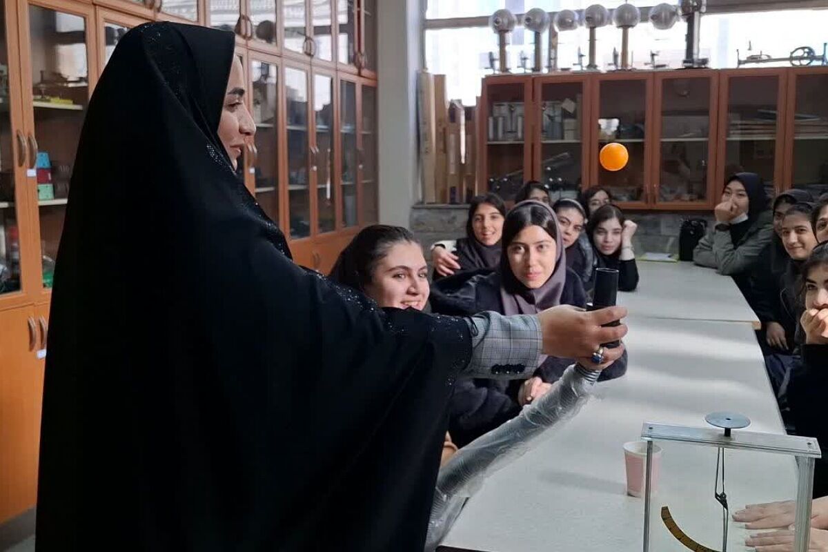 دانش‌آموزان دبیرستان ساره در پژوهشسرای فرهنگ مهارت‌های علمی را تجربه کردند