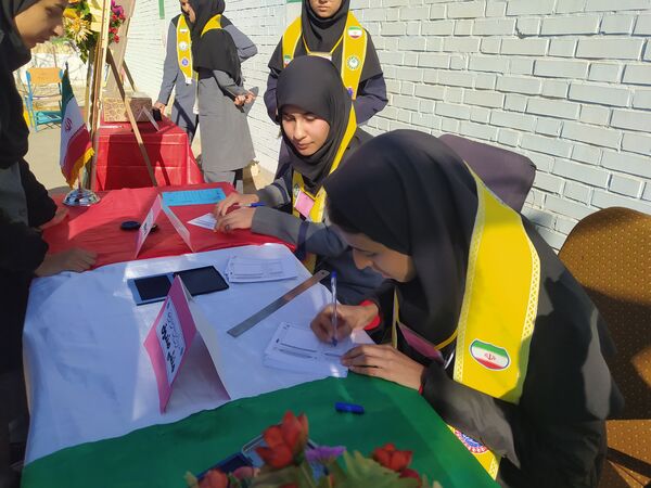 انتخابات شورای دانش آموزی در دبیرستان دخترانه امید 