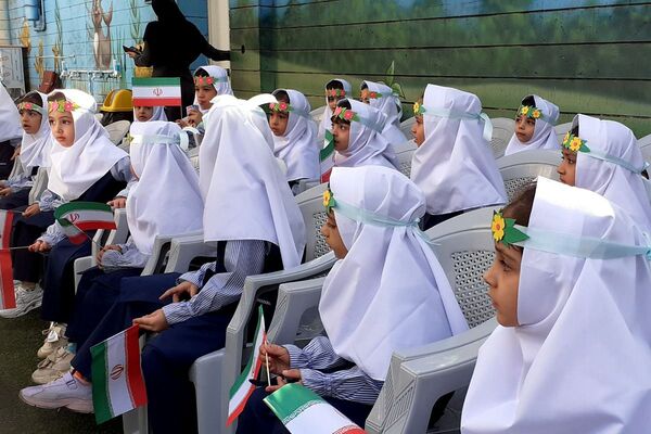 جشن شکفتن غنچه‌ ها، در دبستان مهرتابان بهارستان دو