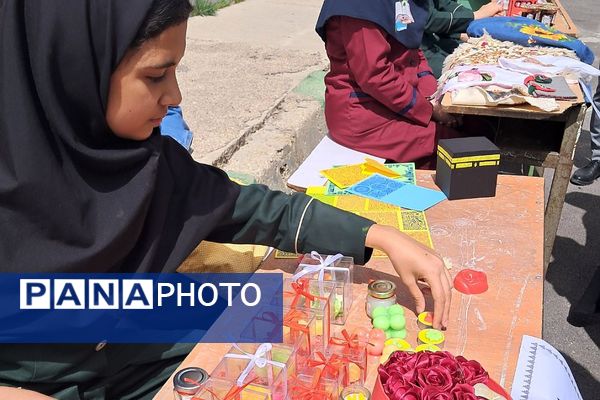 برگزاری بازارچه صنایع دستی و غذا در دبیرستان‌ حضرت‌ معصومه (س) شهرستان فیروزکوه