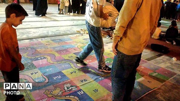 گذری بر غرفه دهه نودی ها و چایخانه حضرت زهرا(س)