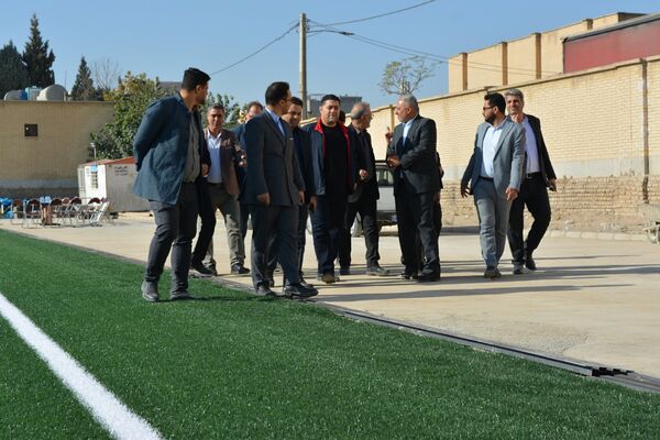 بازدید مدیران‌کل آموزش و پرورش و سازمان نوسازی مدارس استان تهران از زمین چمن روستای اورین