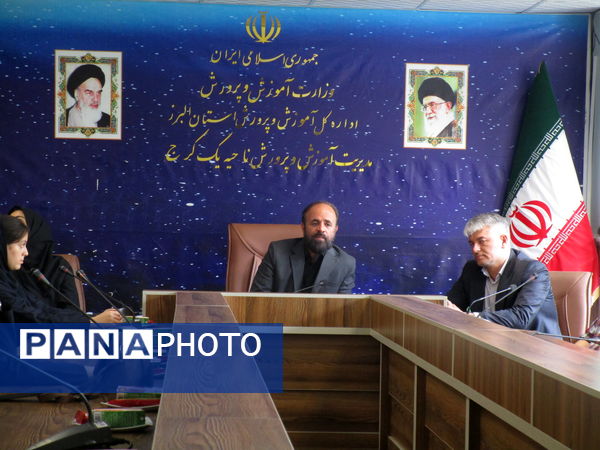 دیدار رئیس آموزش و پرورش ناحیه یک کرج با اعضای شورای دانش‌آموزی مدارس