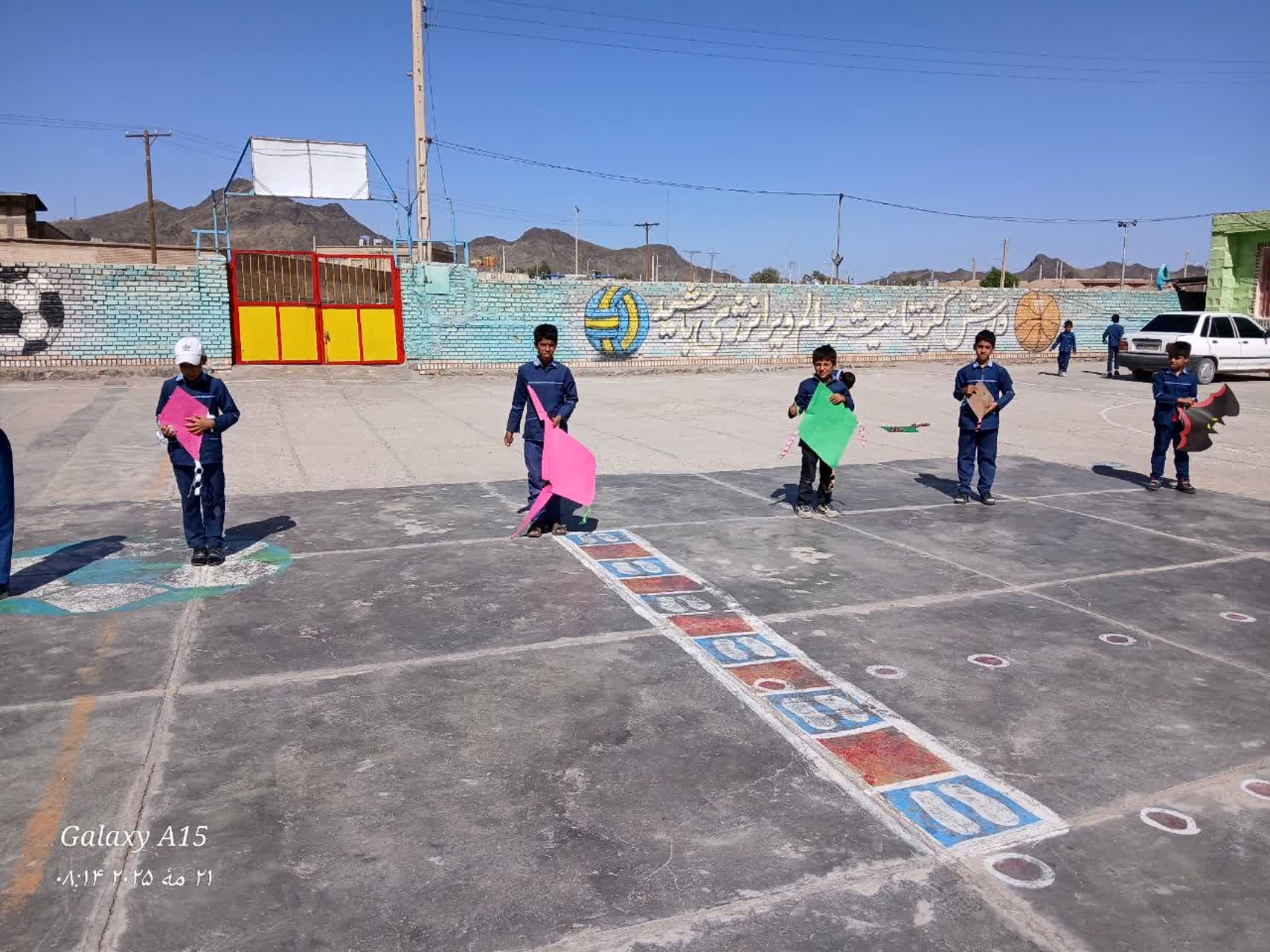 پرواز بادبادک‌ها ی نشاط به مناسبت فتح خرمشهر در معدن قلعه زری