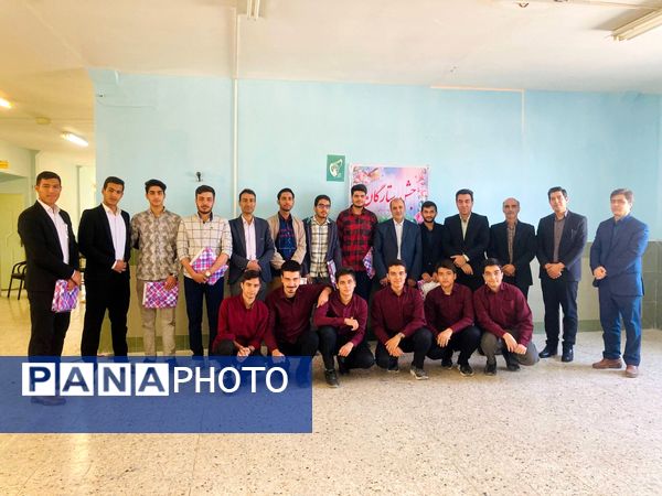  از دانش‌آموزان برتر کنکور در «جشن ستارگان» دبیرستان نمونه آیت‌الله خامنه‌ای تجلیل شد 