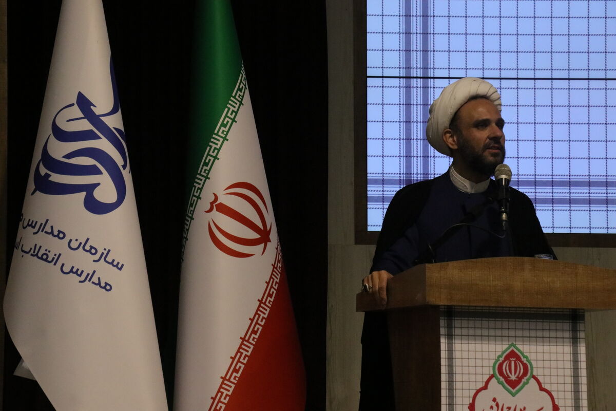 مدیران مدارس باید فراتر از مدرسه‌داری، به مأموریت تاریخی خود بیندیشند