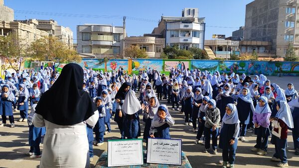 جلسه آموزشی کمپین پیشگیری از پوکی استخوان در مدرسه شاهد خیر سجادی 