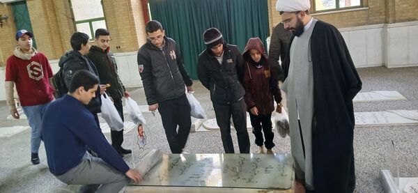 حضور دانش‌آموزان دبیرستان‌شهید بابایی در مراسمات ۱۲ بهمن
