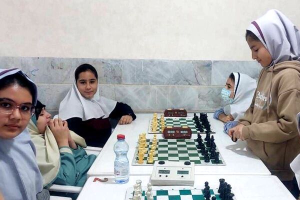 رقابت فکری دانش آموزان شهرستان قدس در مسابقات شطرنج دانش‌آموزی 