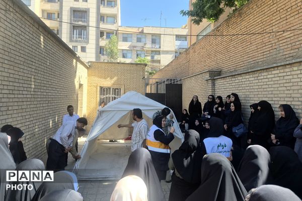 مربیان پیشتاز منطقه ۵ تهران، اصول تخصصی برپایی چادرهای امدادی هلال‌احمر را فرا گرفتند