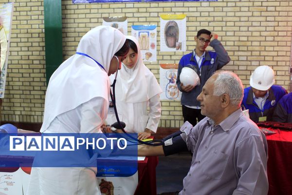 نمایشگاه دست‌سازه‌های هنرجویان هنرستان و کاردانش