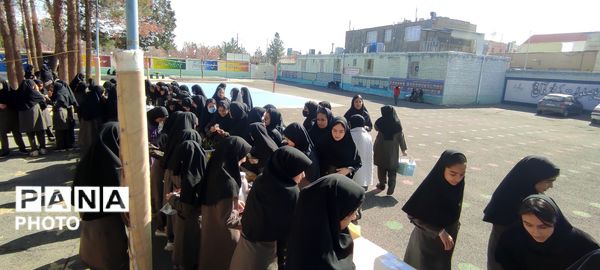 برپایی بازارچه دانش آموزی در دبیرستان نمونه اندیشه شهرستان کاشمر