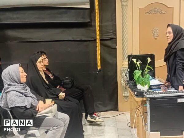 جلسه آگاهی و توجیهی  اولیا در هنرستان کیمیا ناحیه ۳ 