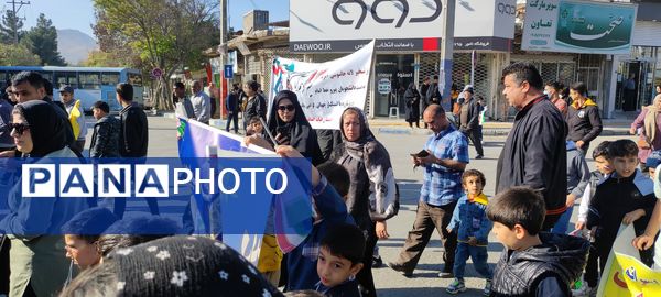 حضور دانش‌آموزان دبستان مبین شیروان در راهپیمایی ۱۳ آبان