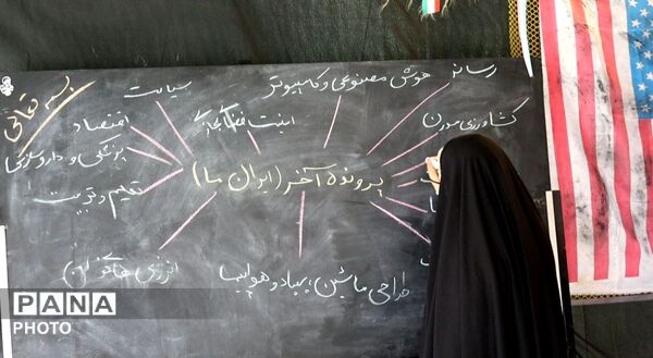 دختران مبارز همچنان پایه کار انقلاب ایستاده‌اند