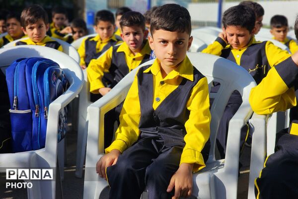 جشن شکوفه‌ها در دبستان انقلاب اسلامی تهران