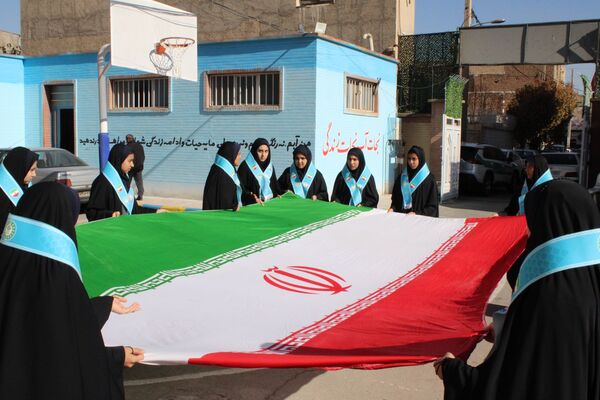 جوشش غیرت و همدلی دانش‌آموزان رباط‌کریم در مراسم وطن‌یار