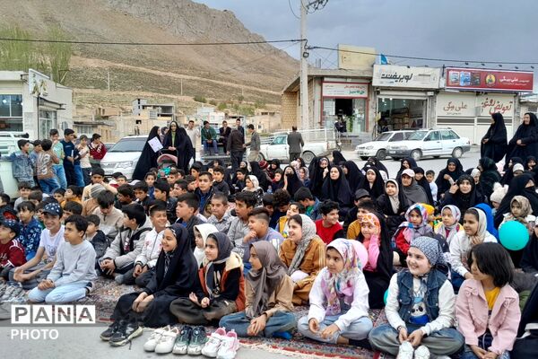 لبخندهای کودکانه زیر پرچم سبز رضوی