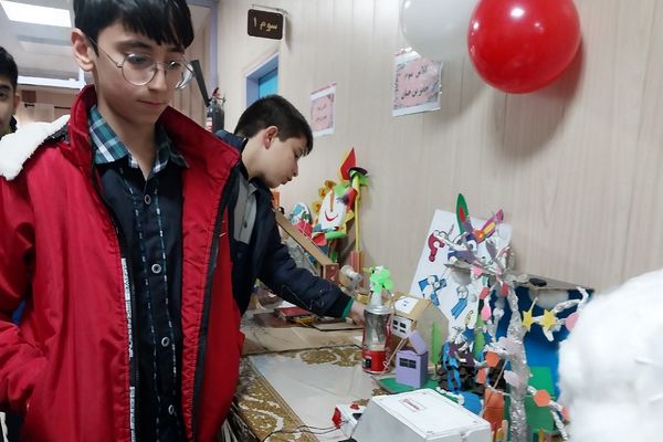 برپایی نمایشگاه طرح جابر ابن حیان در دبستان هیأت امنایی شهید قلنبر ناحیه 2 شهرری 