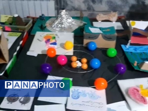 نمایشگاه دست سازه های دانش آموزان دبیرستان بهار آزادی