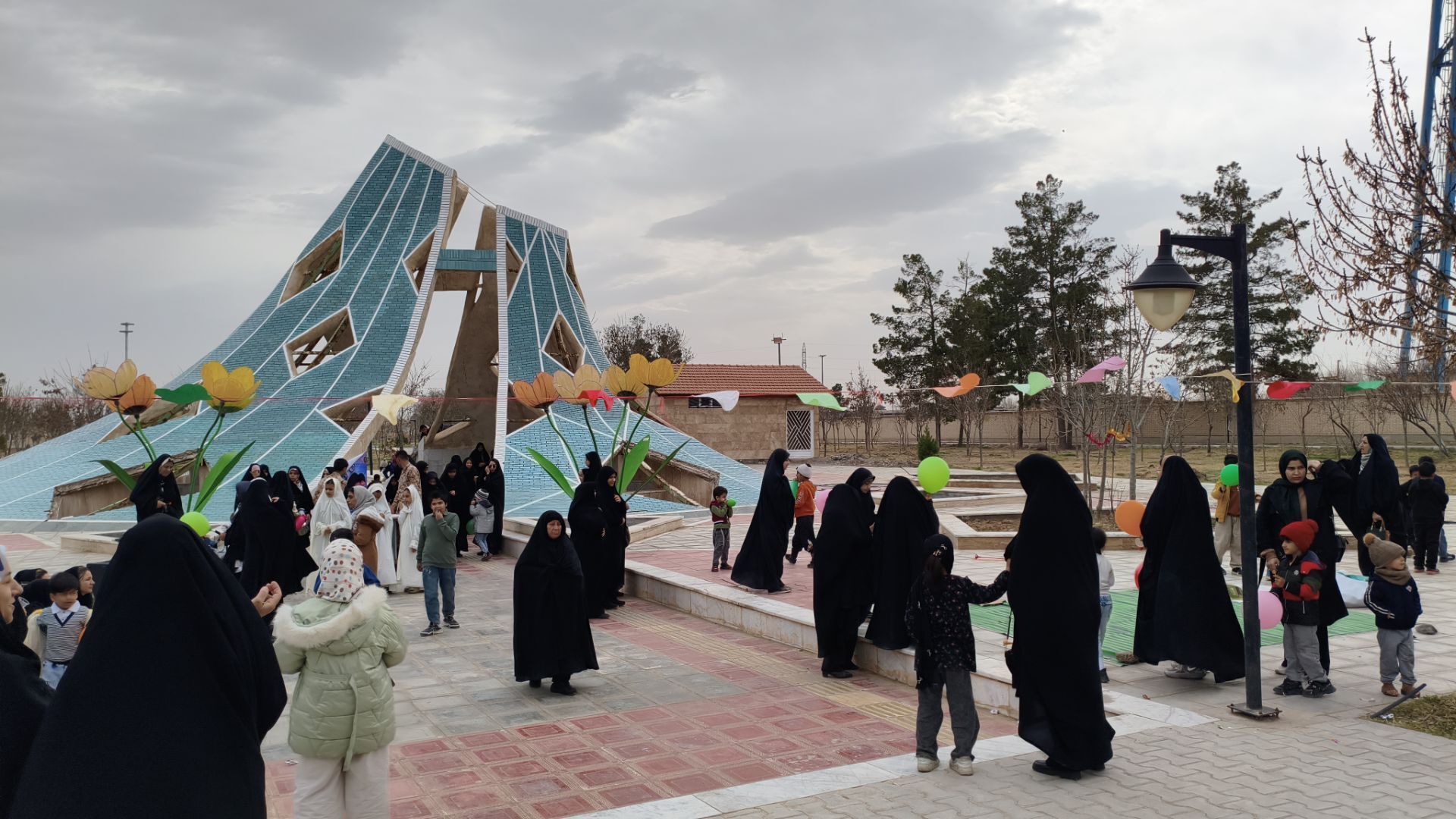 خروشان در مسیرِ خورشید؛ تجلیِ عزمِ «بسیج دانش‌آموزی» در میعادگاه شهدای سرخس