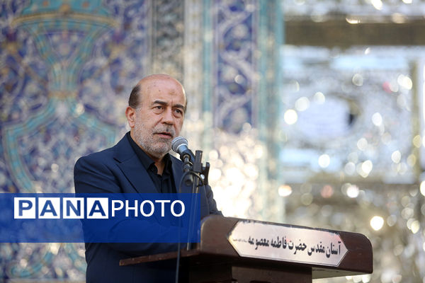 اهتزاز پرچم عزای سیدالشهدا(ع) بر فراز گنبد حرم حضرت معصومه(س)