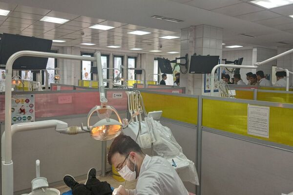 بازدید دانش‌آموزان دبیرستان شهدای علم‌ و فناوری بهارستان دو از دانشکده دندانپزشکی تهران 