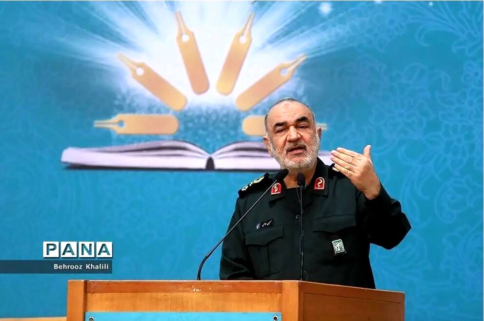 دشمن رو به زوال و در حال فروپاشی است
