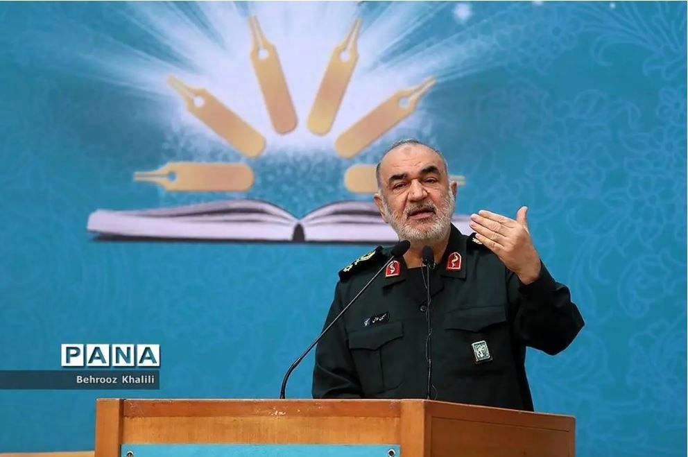  امام خمینی (ره) بزرگترین امپراطوری تاریخ بشر را شکست داد