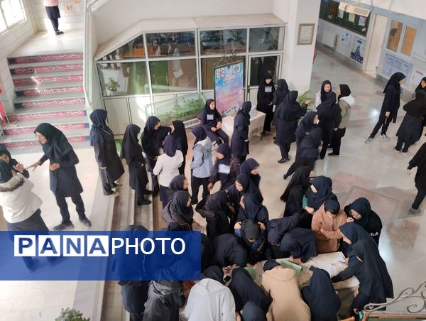 جلوه‌هایی از انتخابات شورای دانش‌آموزی در دبیرستان فرزانگان قم