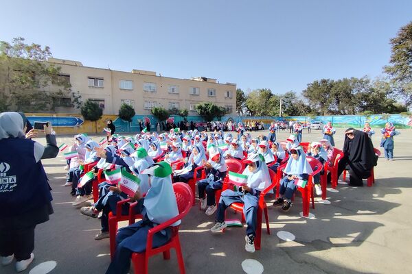 جشن شکوفه‌ها در مدرسه آیین روشن شهریار با حضور مدیریت آموزش و پرورش شهریار