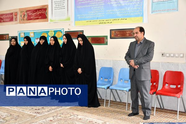 برپایی نمایشگاه آثار دانش‌آموزی در مدرسه متوسطه اول نمونه دولتی امام رضا (ع) فیض‌آباد