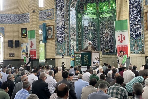 فرهنگیان شهرستان ملارد با حضور خود در نمازجمعه این هفته یاد شهید رجایی را گرامی داشتند 