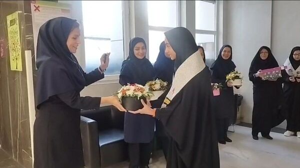 قدردانی  دختران پیشتاز دبیرستان شاهد تکتم از فرشتگان سفیدپوش بیمارستان ۱۷شهریور مشهد
