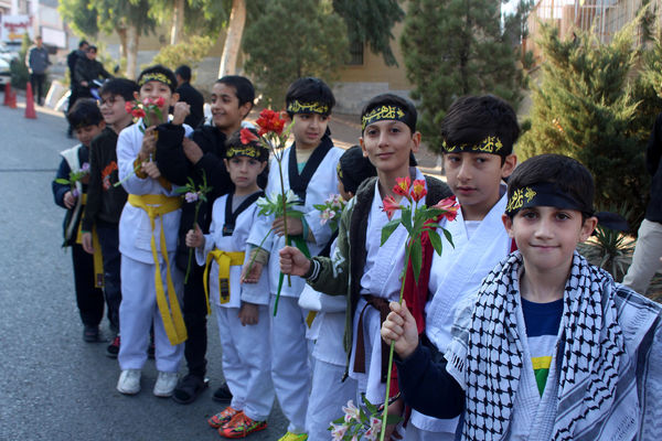 جلوه‌هایی از حضور نوجوانان در مراسم تشییع و خاکسپاری شهدای گمنام