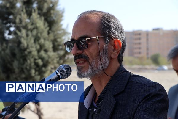 حضور پرشور دانش‌آموزان و مسئولین در راهپیمایی ۱۳ آبان در ناحیه یک بهارستان