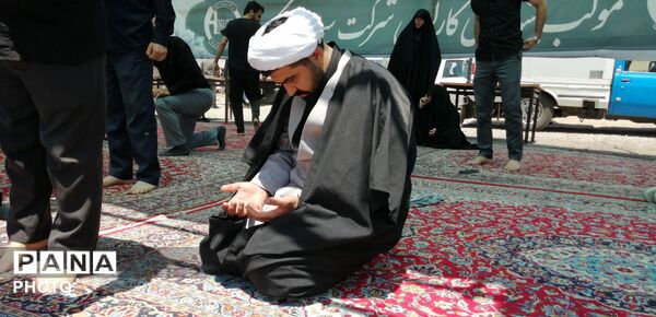 خدمت‌رسانی موکب سیمان آبیک در مسیر زائران؛ همراهی خادمان در پذیرایی و بدرقه