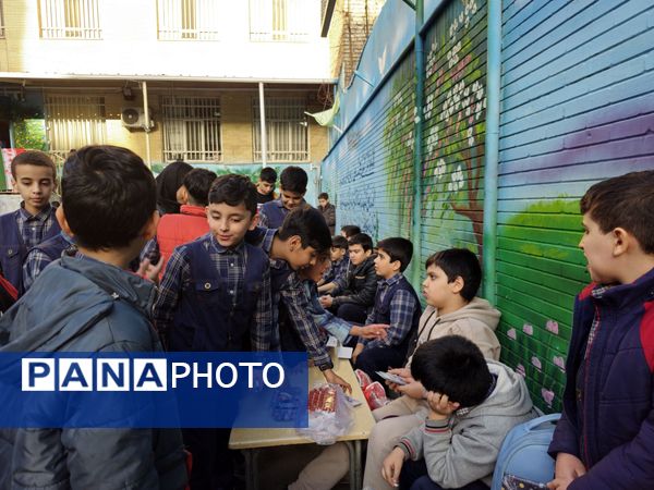  بازارچه دانش آموزی به مناسبت سالگرد پیروزی انقلاب اسلامی در دبستان پسرانه پاسدارن ناحیه ۳